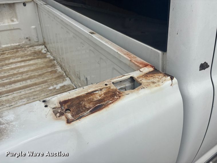 image for item ET5126 2004 GMC Sierra 2500HD Crew Cab pickup truck