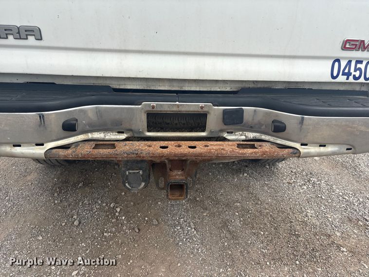 image for item ET5126 2004 GMC Sierra 2500HD Crew Cab pickup truck