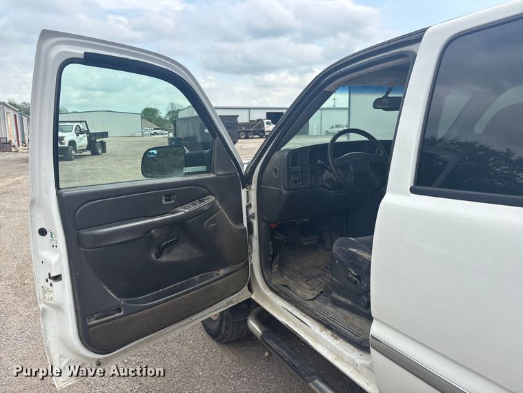 image for item ET5126 2004 GMC Sierra 2500HD Crew Cab pickup truck