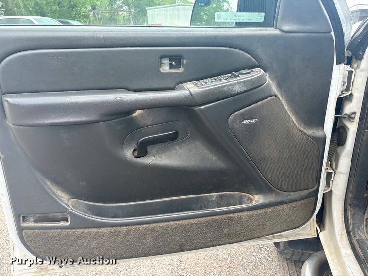 image for item ET5126 2004 GMC Sierra 2500HD Crew Cab pickup truck