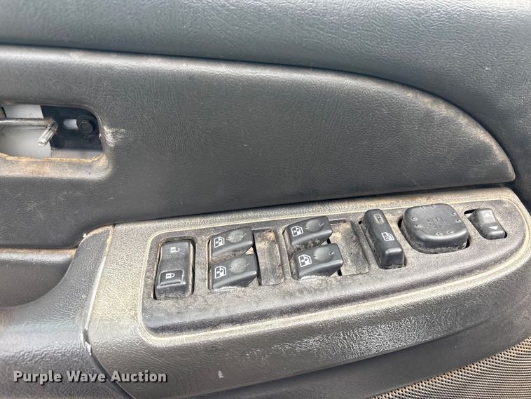 image for item ET5126 2004 GMC Sierra 2500HD Crew Cab pickup truck