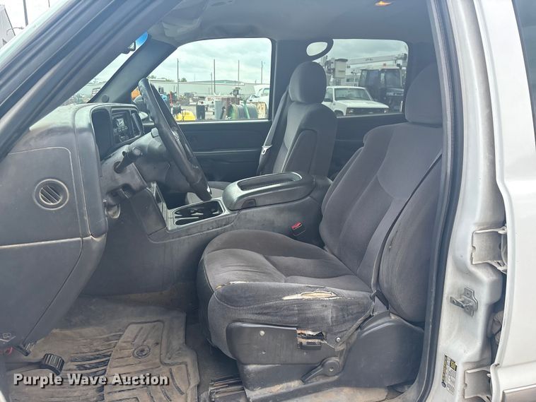 image for item ET5126 2004 GMC Sierra 2500HD Crew Cab pickup truck