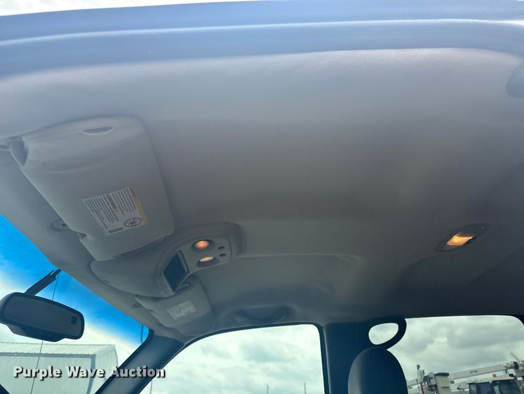 image for item ET5126 2004 GMC Sierra 2500HD Crew Cab pickup truck