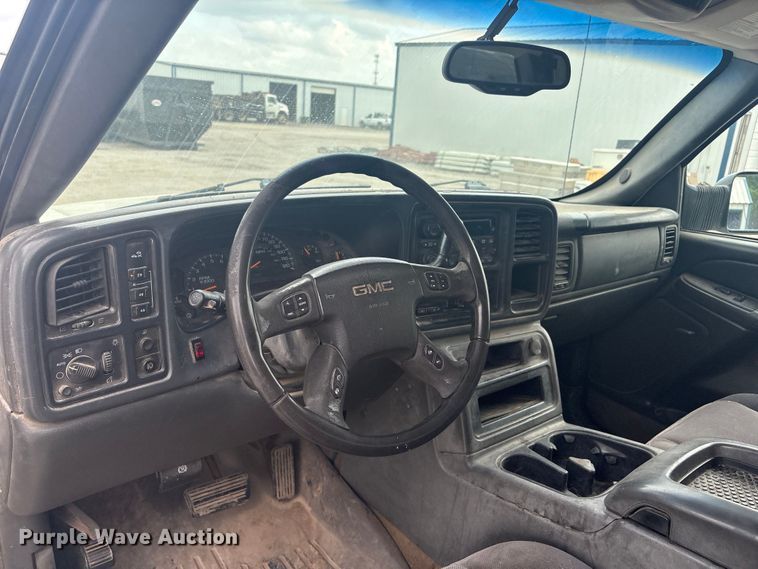 image for item ET5126 2004 GMC Sierra 2500HD Crew Cab pickup truck