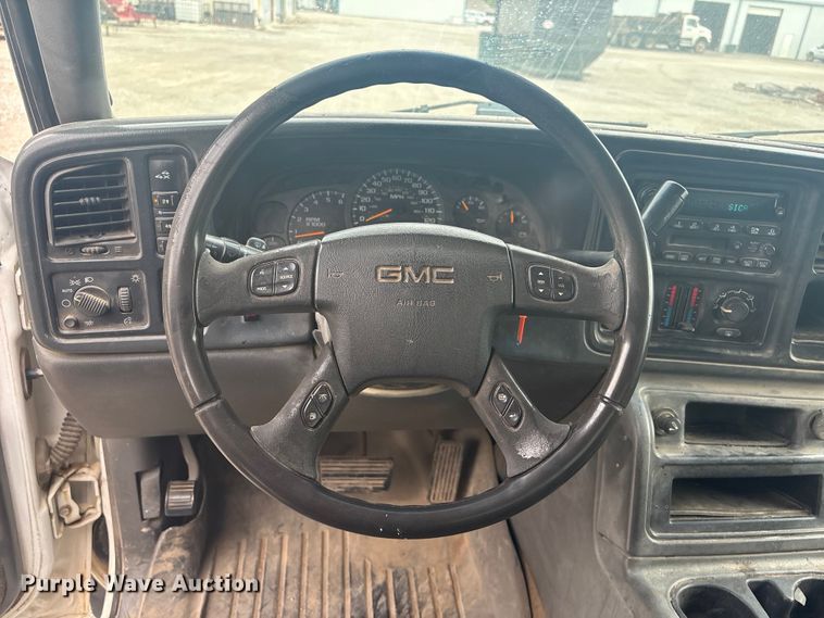 image for item ET5126 2004 GMC Sierra 2500HD Crew Cab pickup truck