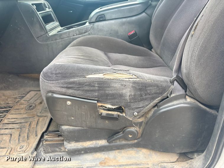 image for item ET5126 2004 GMC Sierra 2500HD Crew Cab pickup truck