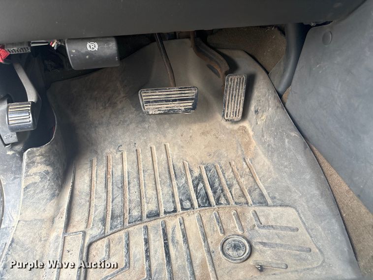 image for item ET5126 2004 GMC Sierra 2500HD Crew Cab pickup truck