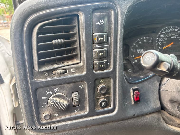 image for item ET5126 2004 GMC Sierra 2500HD Crew Cab pickup truck