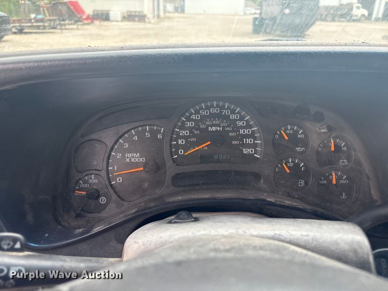 image for item ET5126 2004 GMC Sierra 2500HD Crew Cab pickup truck