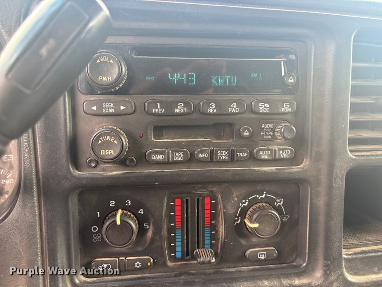 image for item ET5126 2004 GMC Sierra 2500HD Crew Cab pickup truck