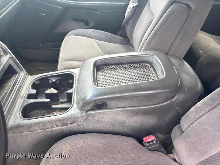 image for item ET5126 2004 GMC Sierra 2500HD Crew Cab pickup truck