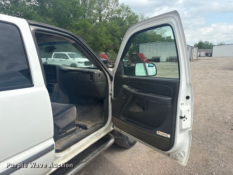 image for item ET5126 2004 GMC Sierra 2500HD Crew Cab pickup truck