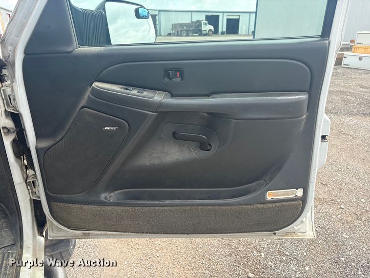 image for item ET5126 2004 GMC Sierra 2500HD Crew Cab pickup truck