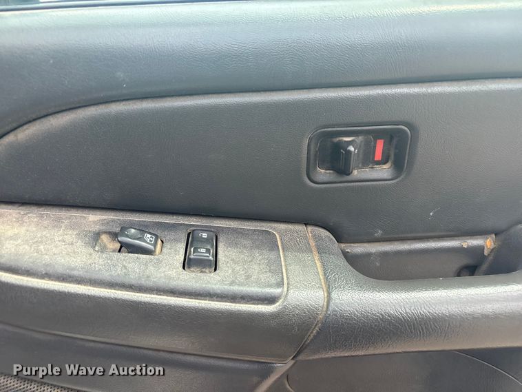 image for item ET5126 2004 GMC Sierra 2500HD Crew Cab pickup truck