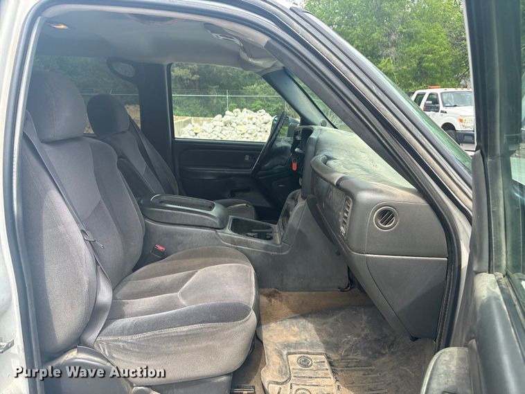 image for item ET5126 2004 GMC Sierra 2500HD Crew Cab pickup truck