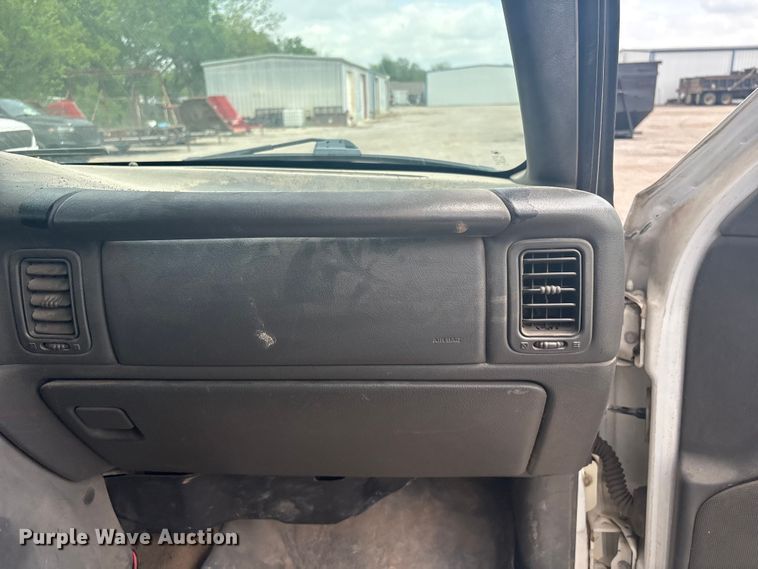 image for item ET5126 2004 GMC Sierra 2500HD Crew Cab pickup truck