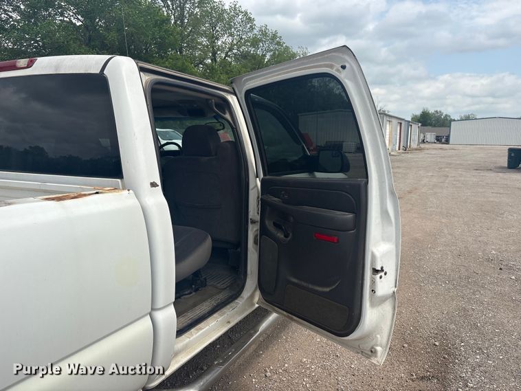 image for item ET5126 2004 GMC Sierra 2500HD Crew Cab pickup truck