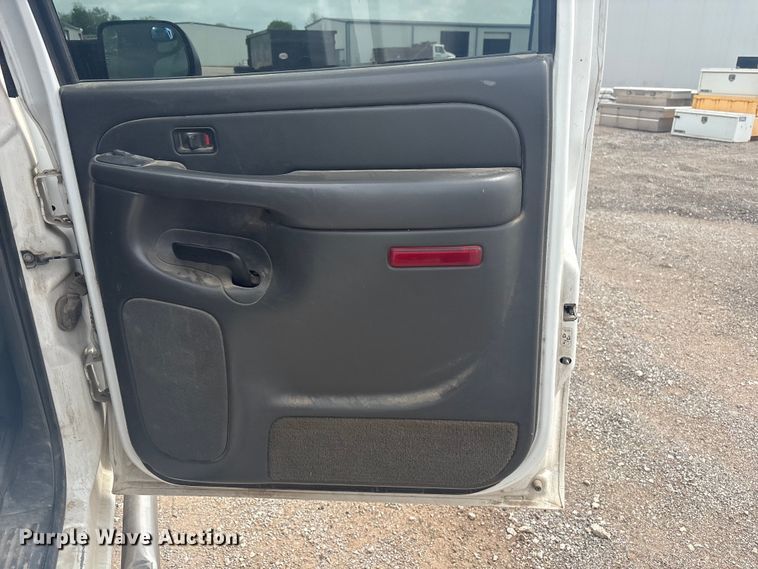 image for item ET5126 2004 GMC Sierra 2500HD Crew Cab pickup truck