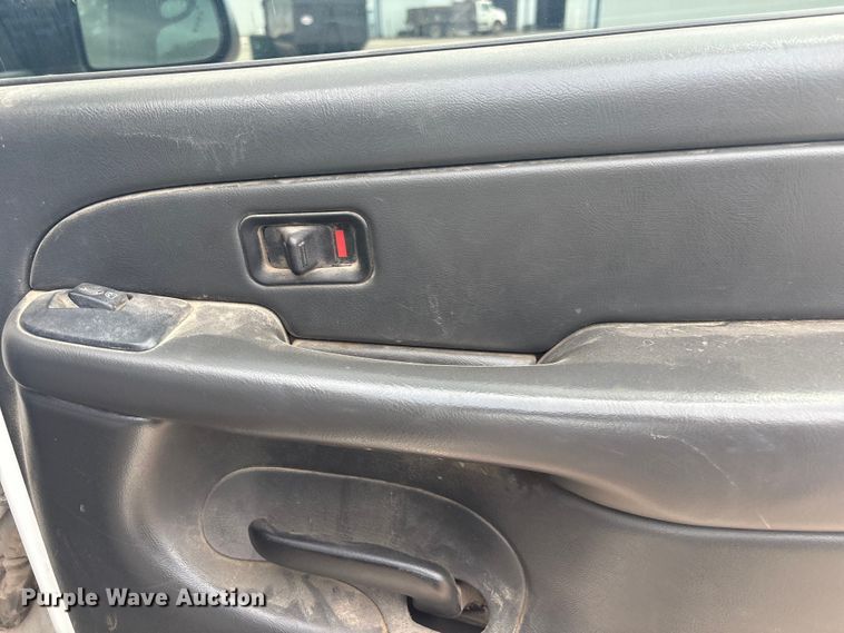 image for item ET5126 2004 GMC Sierra 2500HD Crew Cab pickup truck