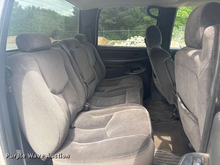 image for item ET5126 2004 GMC Sierra 2500HD Crew Cab pickup truck