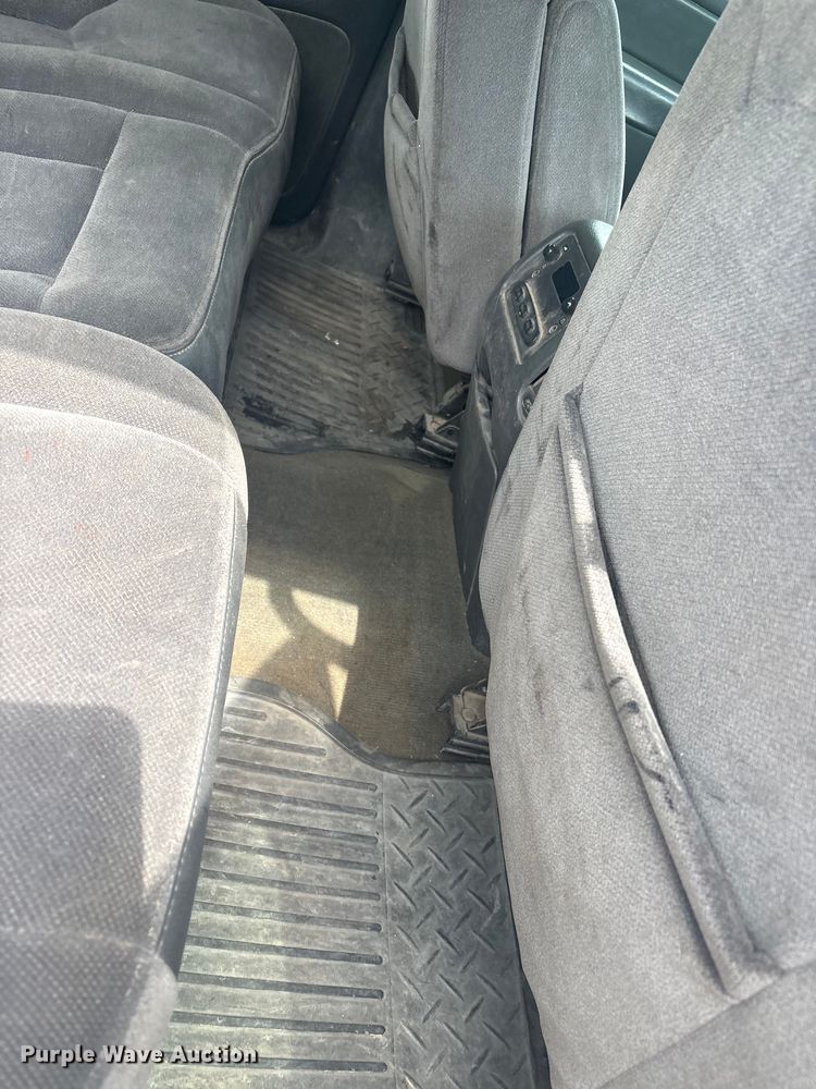 image for item ET5126 2004 GMC Sierra 2500HD Crew Cab pickup truck