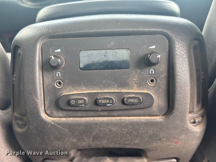 image for item ET5126 2004 GMC Sierra 2500HD Crew Cab pickup truck