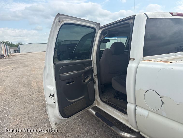 image for item ET5126 2004 GMC Sierra 2500HD Crew Cab pickup truck