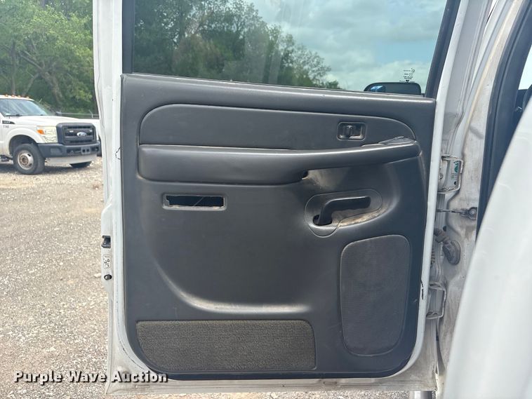 image for item ET5126 2004 GMC Sierra 2500HD Crew Cab pickup truck