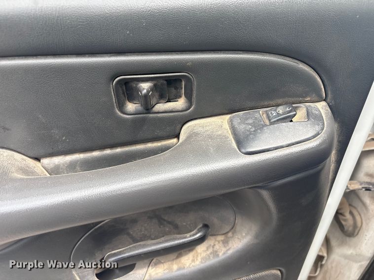 image for item ET5126 2004 GMC Sierra 2500HD Crew Cab pickup truck