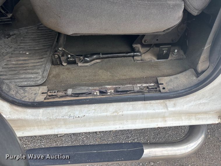 image for item ET5126 2004 GMC Sierra 2500HD Crew Cab pickup truck