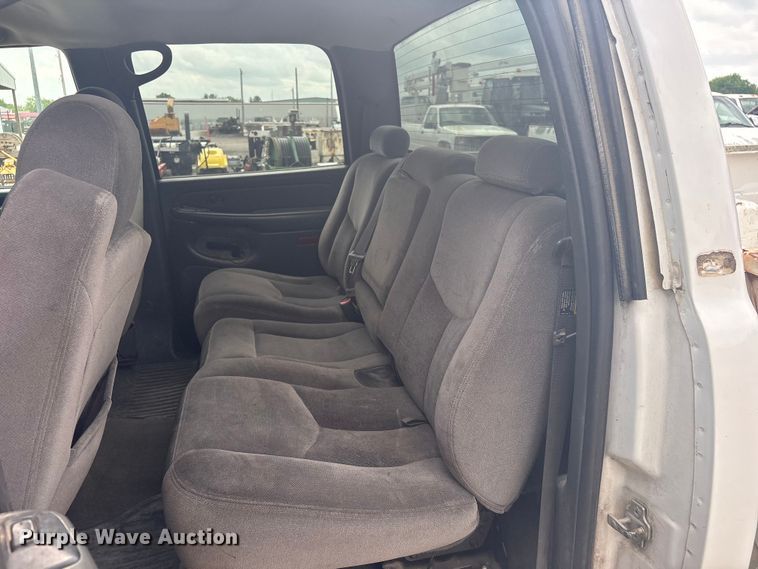 image for item ET5126 2004 GMC Sierra 2500HD Crew Cab pickup truck