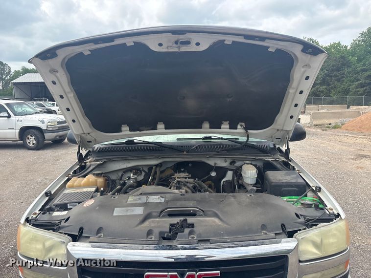 image for item ET5126 2004 GMC Sierra 2500HD Crew Cab pickup truck