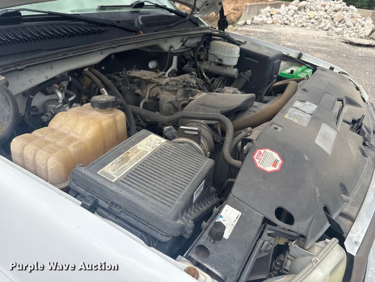 image for item ET5126 2004 GMC Sierra 2500HD Crew Cab pickup truck