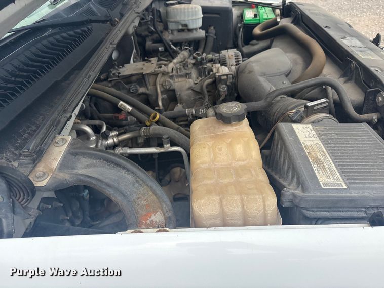 image for item ET5126 2004 GMC Sierra 2500HD Crew Cab pickup truck