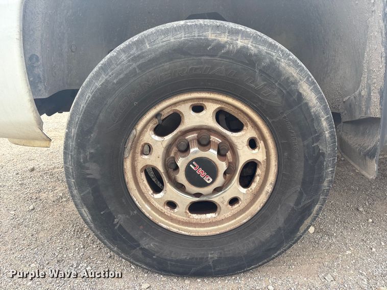 image for item ET5126 2004 GMC Sierra 2500HD Crew Cab pickup truck