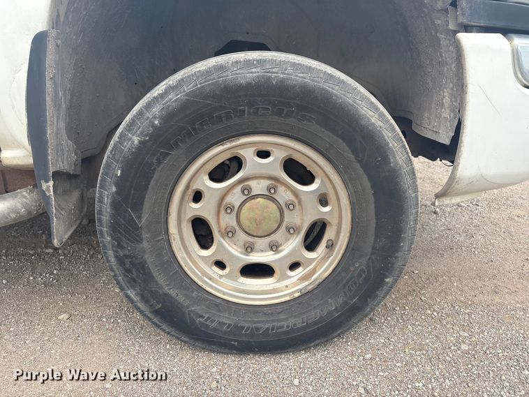 image for item ET5126 2004 GMC Sierra 2500HD Crew Cab pickup truck