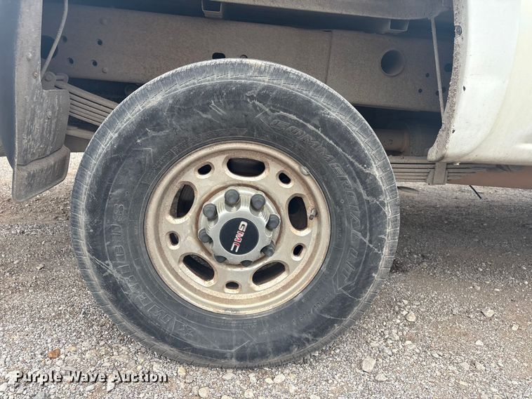 image for item ET5126 2004 GMC Sierra 2500HD Crew Cab pickup truck