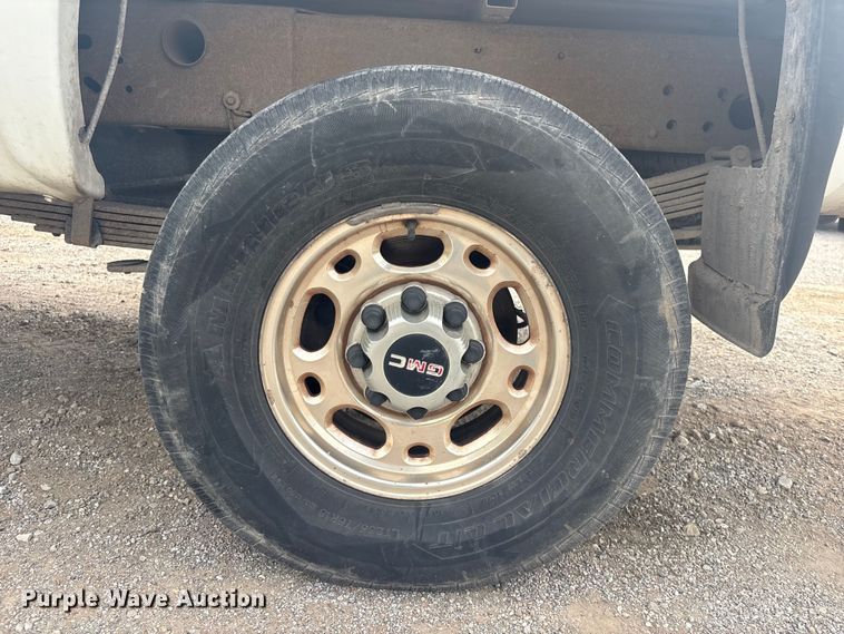 image for item ET5126 2004 GMC Sierra 2500HD Crew Cab pickup truck