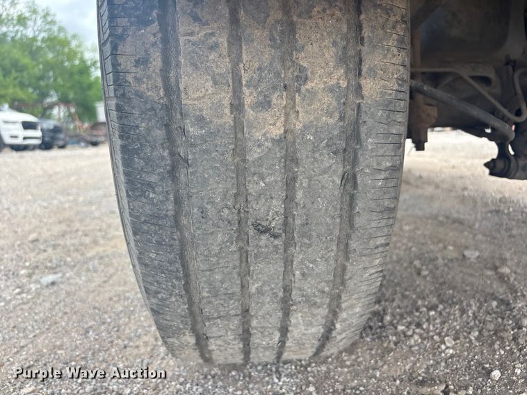 image for item ET5126 2004 GMC Sierra 2500HD Crew Cab pickup truck