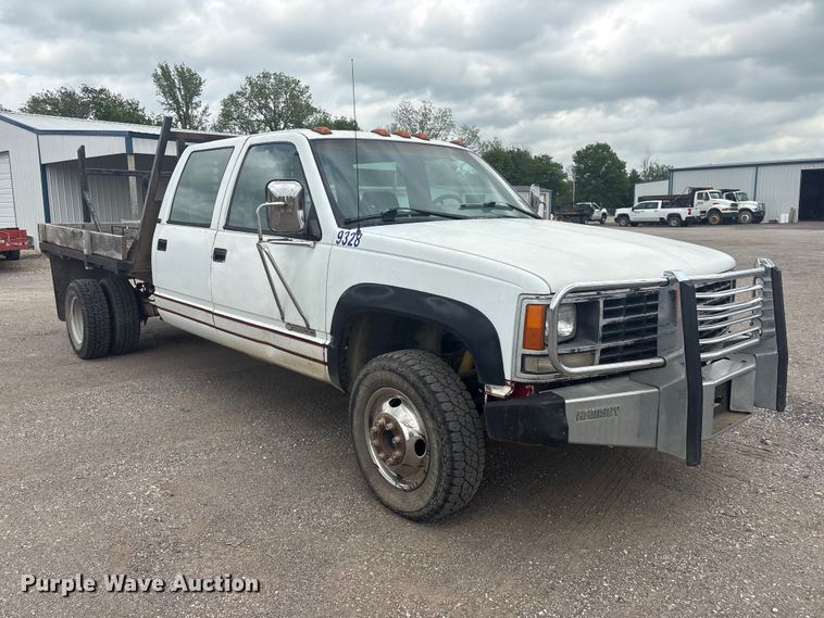image for item ET5127 1993 Chevrolet 3500 Crew Cab flatbed pickup truck
