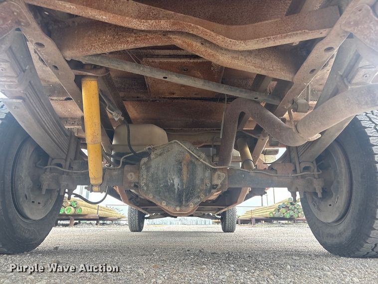 image for item ET5127 1993 Chevrolet 3500 Crew Cab flatbed pickup truck