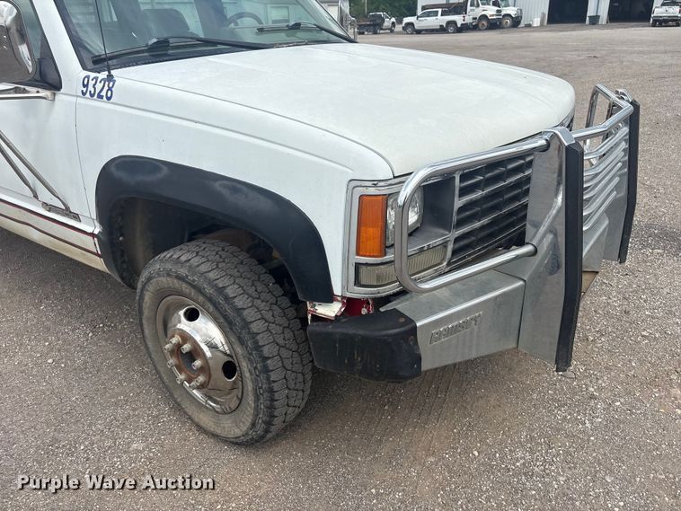 image for item ET5127 1993 Chevrolet 3500 Crew Cab flatbed pickup truck