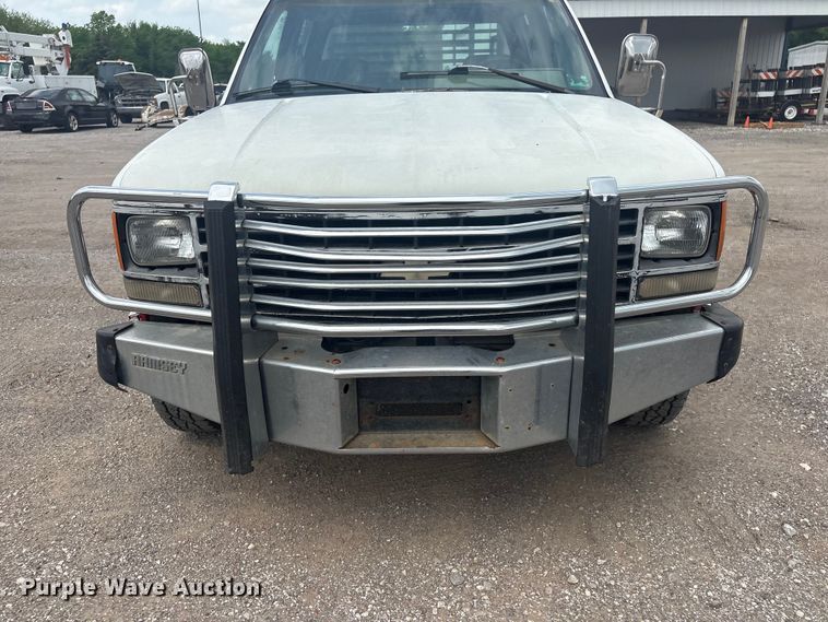 image for item ET5127 1993 Chevrolet 3500 Crew Cab flatbed pickup truck