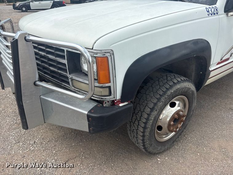 image for item ET5127 1993 Chevrolet 3500 Crew Cab flatbed pickup truck