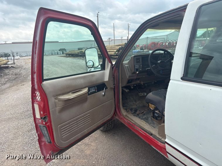 image for item ET5127 1993 Chevrolet 3500 Crew Cab flatbed pickup truck