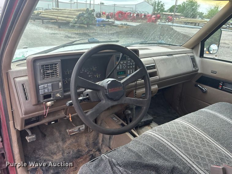 image for item ET5127 1993 Chevrolet 3500 Crew Cab flatbed pickup truck