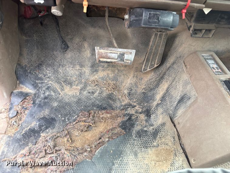 image for item ET5127 1993 Chevrolet 3500 Crew Cab flatbed pickup truck