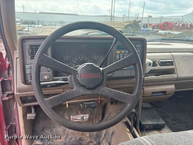 image for item ET5127 1993 Chevrolet 3500 Crew Cab flatbed pickup truck