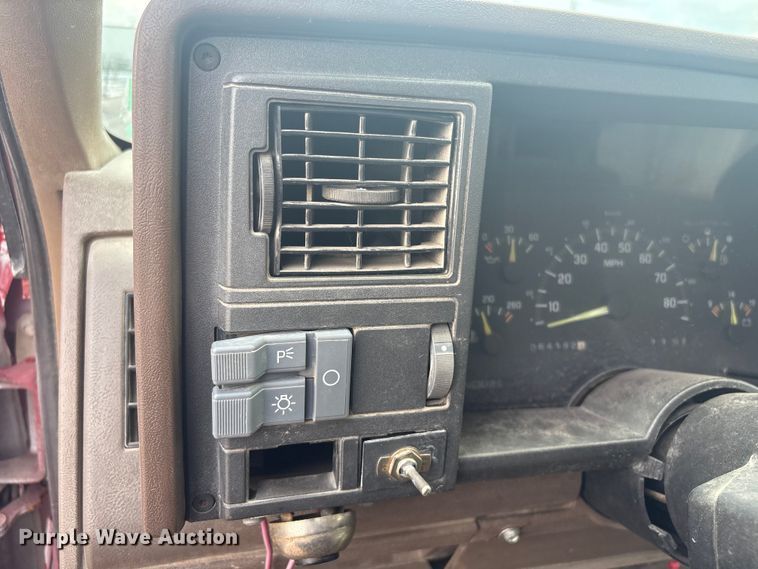 image for item ET5127 1993 Chevrolet 3500 Crew Cab flatbed pickup truck