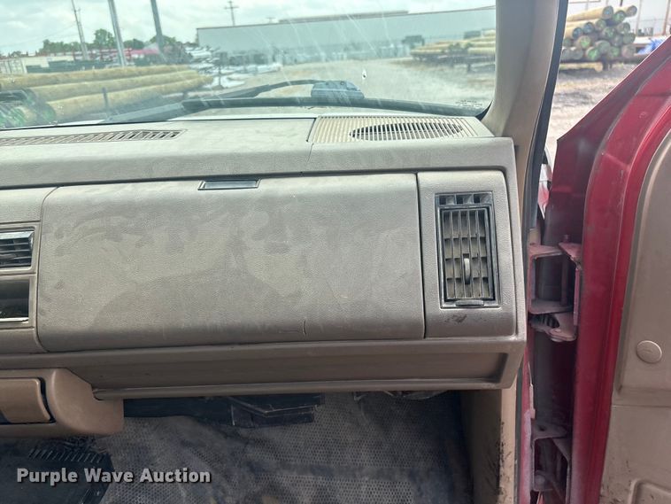 image for item ET5127 1993 Chevrolet 3500 Crew Cab flatbed pickup truck